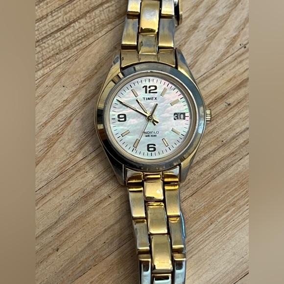 Timex Ladies Watch Indiglo Pearlescent Dial Gold Tone Bracelet Date Window - Picture 3 of 11